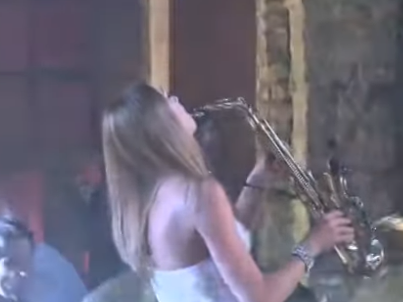 Saxofonistin and more, female music  | Agentur für Atemberaubende Akzente 